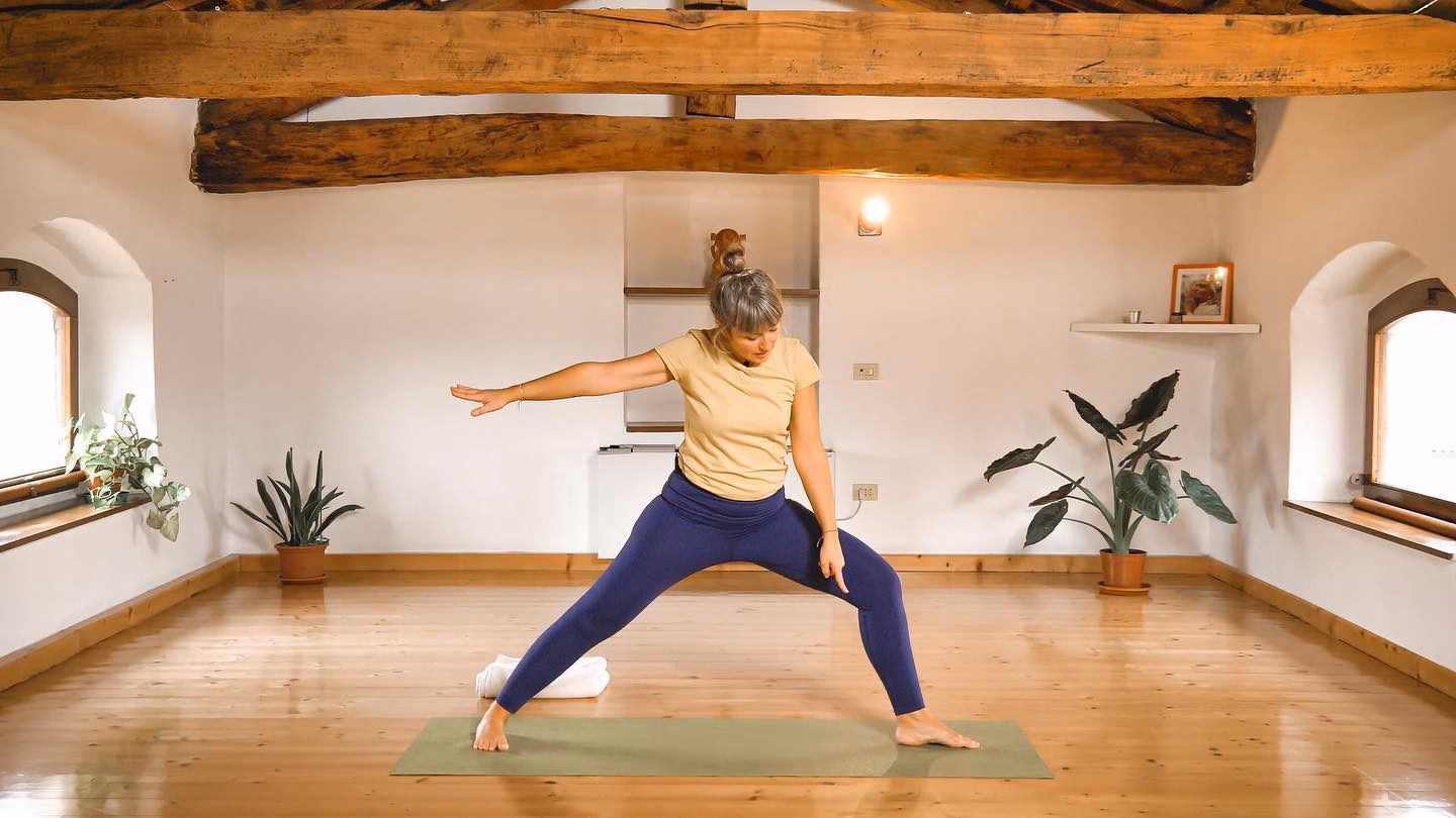 pratica-quotidiana-ilaria-zinzani-yoga ilaria zinzani che fa yoga indicando la posizione del piede sinistro