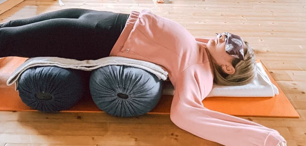 restorative-yoga-yoga-rigenerante-e1686056443292 I benefici del restorative yoga, o yoga